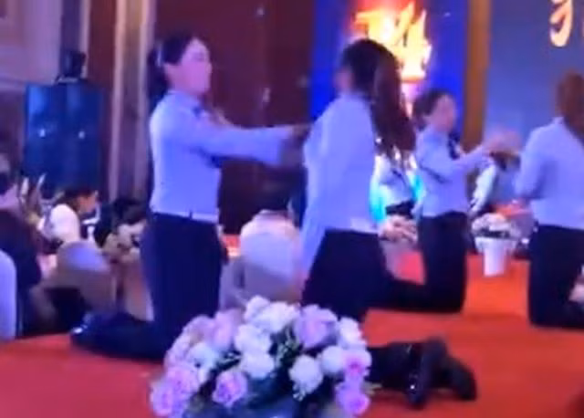 Video nữ nhân viên tát bôm bốp vào mặt đồng nghiệp 'gây bão' tại Trung Quốc ảnh 1