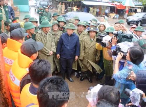 Phó Thủ tướng Trịnh Đình Dũng: 'An toàn tính mạng người dân phải được đặt lên hàng đầu' ảnh 1