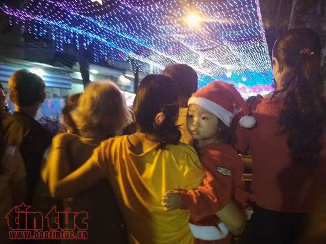 Hàng ngàn người dân TP Hồ Chí Minh nô nức trong đêm Giáng sinh ảnh 8