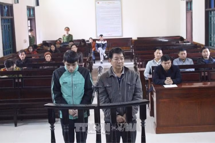 Tài xế dùng bằng giả, liều lĩnh hất CSGT xuống đường ảnh 1
