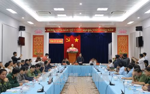 Phó Thủ tướng Trịnh Đình Dũng thị sát công tác phòng chống bão tại Cà Mau ảnh 2