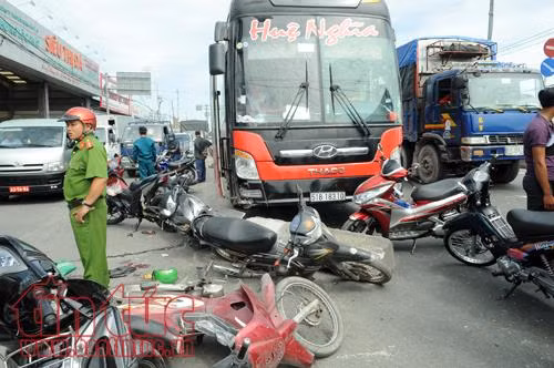 Xe khách tông xe tải và 7 xe máy dừng đèn đỏ, 3 người nguy kịch ảnh 1