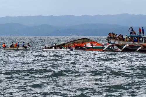 Lật phà chở 251 người ở Philippines ảnh 1