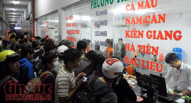 Người dân ùn ùn về quê nghỉ Tết, các cửa ngõ TP Hồ Chí Minh ùn ứ ảnh 3