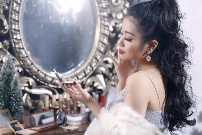 Sao mai Thu Hằng nhắn nhủ các cô nàng FA mùa Noel: ‘Người yêu không rơi từ ống khói’ ảnh 12
