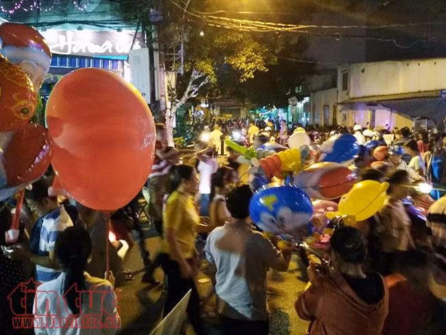 Hàng ngàn người dân TP Hồ Chí Minh nô nức trong đêm Giáng sinh ảnh 4