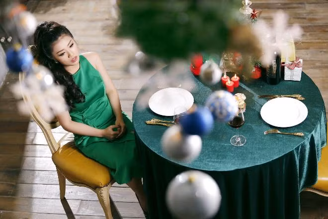 Sao mai Thu Hằng nhắn nhủ các cô nàng FA mùa Noel: ‘Người yêu không rơi từ ống khói’ ảnh 8