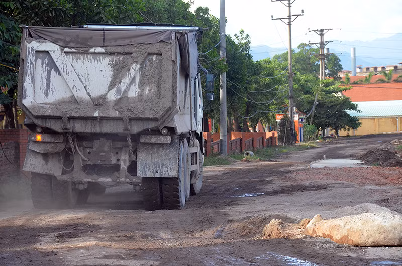 Xử lý 'êm thấm' vụ người dân lập rào chắn ngăn xe chở đất gây ô nhiễm môi trường ảnh 1