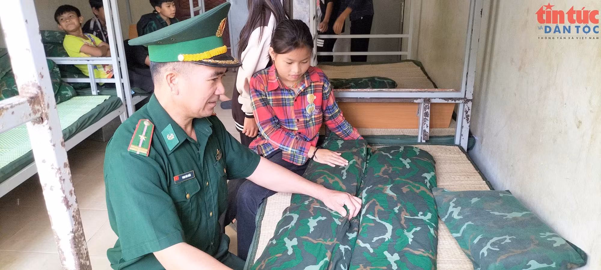 Trung tá Phan Văn Thắm, Đội vận động quần chúng, Đồn Biên phòng Môn Sơn hướng dẫn các em cách gấp chăn màn tại khu Ký túc xá.