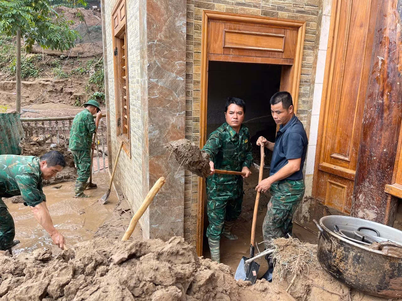 Bộ đội Biên phòng tiếp tục về Mỹ Lý giúp dân khắc phục hậu quả mưa lũ