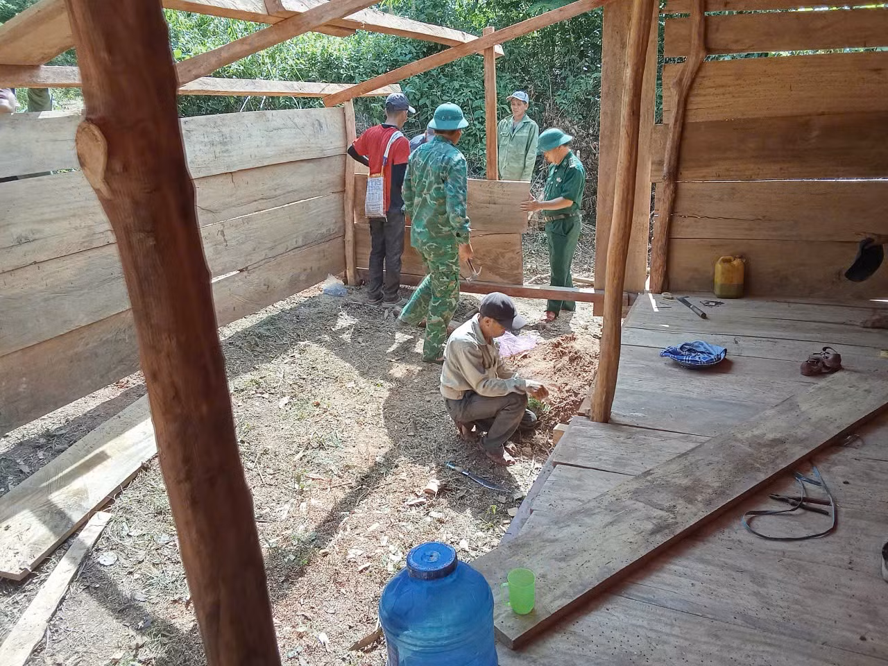 Bộ đội Biên phòng hỗ trợ dựng nhà tạm cho dân sau lũ tại Mỹ Lý