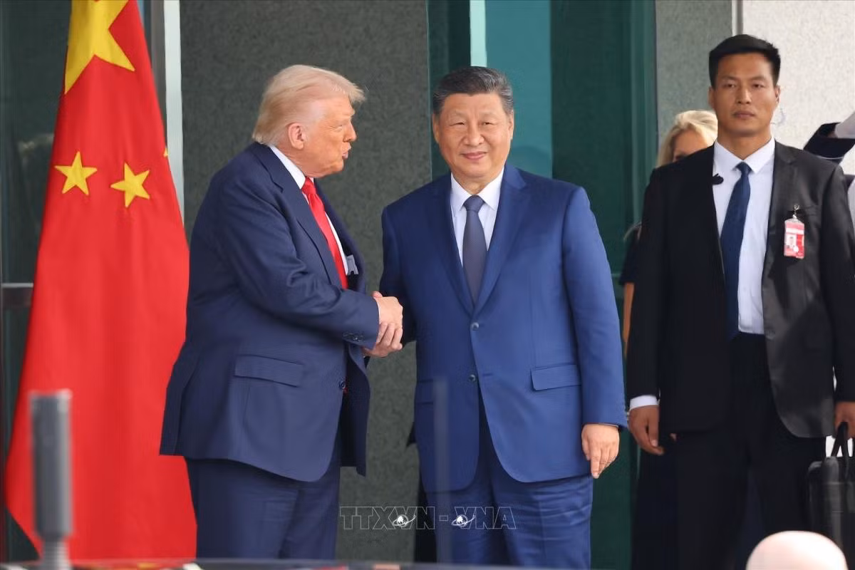 Tổng thống Mỹ Donald Trump (trái) trong cuộc hội đàm với Chủ tịch Trung Quốc Tập Cận Bình (thứ 2, phải) tại Busan, Hàn Quốc ngày 30/10/2025. Ảnh: Yonhap/TTXVN
