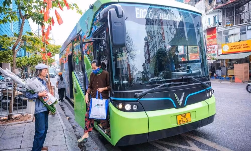Hành khách lên xe buýt điện tại đường Cầu Giấy. Ảnh minh họa: Hoàng Hiếu/TTXVN