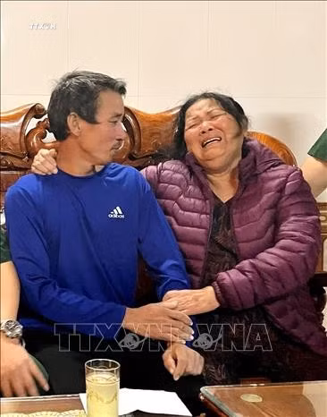 Người thân, gia đình của ngư dân Nguyễn Mạnh Cường vỡ òa xúc động và vui mừng khi ông Cường may mắn trở về bình an. Ảnh: TTXVN phát