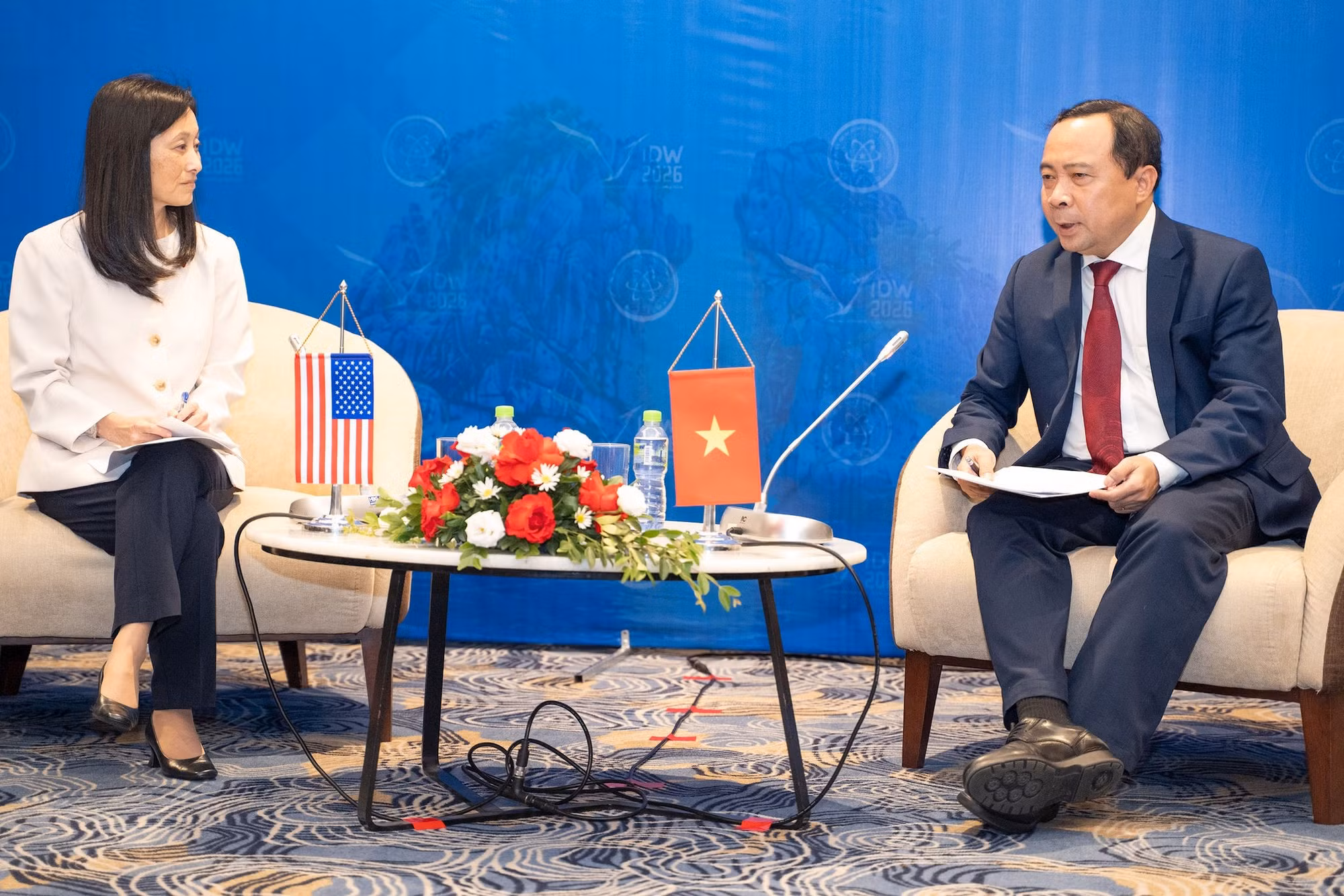 Bộ trưởng Bộ Khoa học và Công nghệ Vũ Hải Quân đã tiếp Đại sứ Hoa Kỳ tại Việt Nam, bà Jennifer Wicks và trao văn kiện ký Hiệp ước Artemis. Ảnh: Nhật Minh/hanoimoi.vn