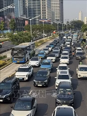 Đường Sudirman khu vực đi qua Khu liên hợp thể thao Bung Karno thường xuyên có mật độ phương tiện giao thông dày đặc. Ảnh: Đỗ Quyên/PV TTXVN tại Indonesia.