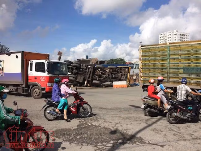 Đang cẩu bê tông, xe cần cẩu dài 15m bất ngờ bị lật ngang ảnh 4