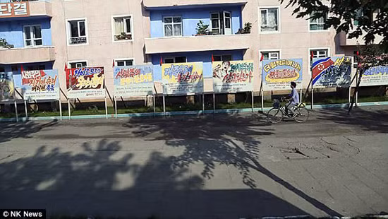 Hàng loạt khẩu hiệu tuyên truyền xuất hiện bất ngờ ở Triều Tiên khiến Mỹ dè chừng? ảnh 3