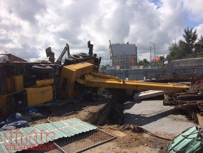 Đang cẩu bê tông, xe cần cẩu dài 15m bất ngờ bị lật ngang ảnh 2