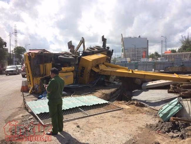 Đang cẩu bê tông, xe cần cẩu dài 15m bất ngờ bị lật ngang ảnh 1
