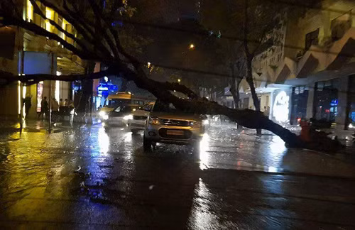TP Hồ Chí Minh mưa lớn kéo dài, nhiều tuyến đường bị ngập nặng ảnh 1