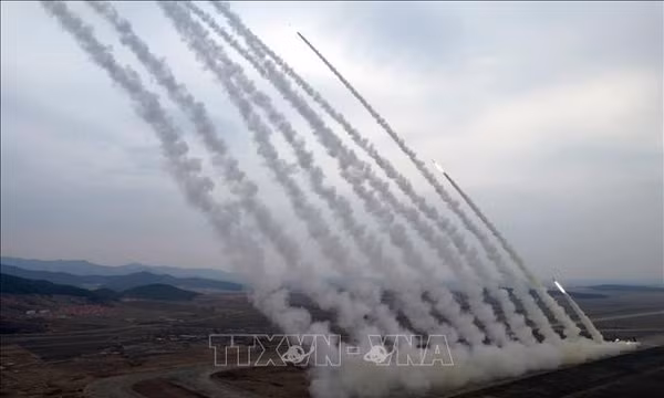 Triều Tiên trình diễn tên lửa, bệ phóng rocket và UAV mới
