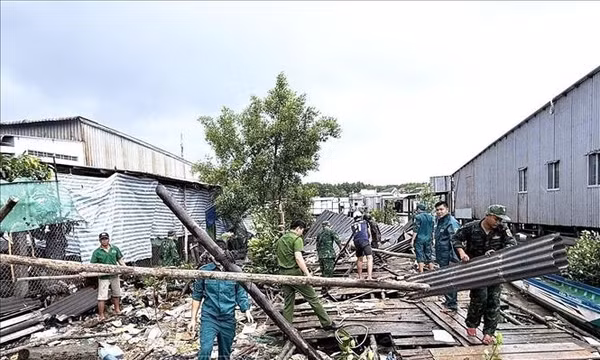 Kịp thời hỗ trợ người dân khắc phục hậu quả dông lốc tại Đất Mũi