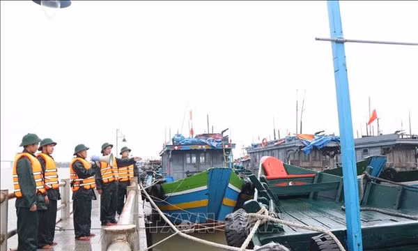 Yêu cầu kiểm soát tàu thuyền, an toàn giao thông trước áp thấp nhiệt đới