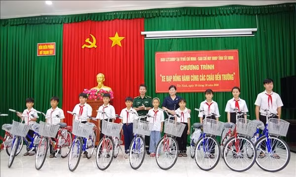 Tặng xe đạp cho học sinh khu vực biên giới