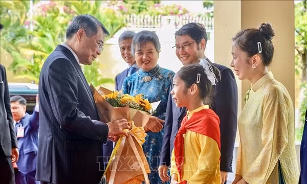 Thủ tướng Lê Minh Hưng gặp cộng đồng người Việt, các cơ quan đại diện tại Campuchia