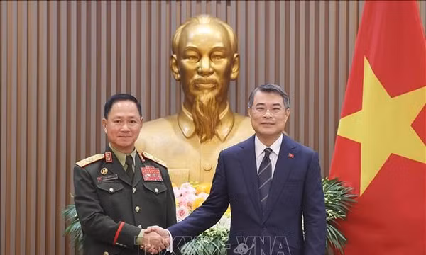 Thủ tướng Lê Minh Hưng tiếp Phó Thủ tướng, Bộ trưởng Bộ Quốc phòng Lào