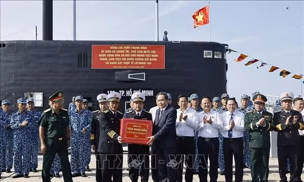 Chủ tịch Quốc hội thăm, làm việc với Quân chủng Hải quân
