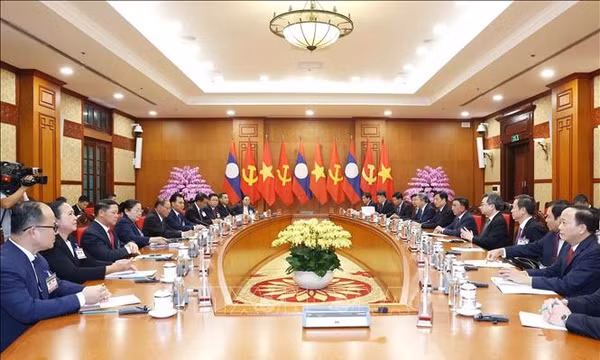 Thường trực Ban Bí thư hội đàm với Thường trực Ban Bí thư Lào