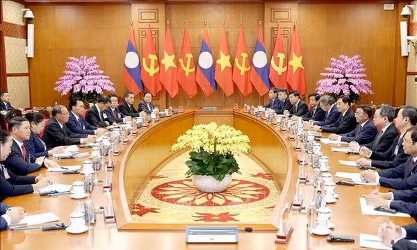 Thường trực Ban Bí thư Trần Cẩm Tú hội đàm với Thường trực Ban Bí thư Lào