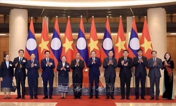 Chủ tịch Quốc hội Trần Thanh Mẫn hội kiến Thường trực Ban Bí thư Lào