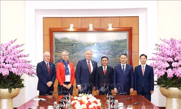 Thường trực Ban Bí thư Trần Cẩm Tú tiếp Đoàn Đảng Công nhân Hungary