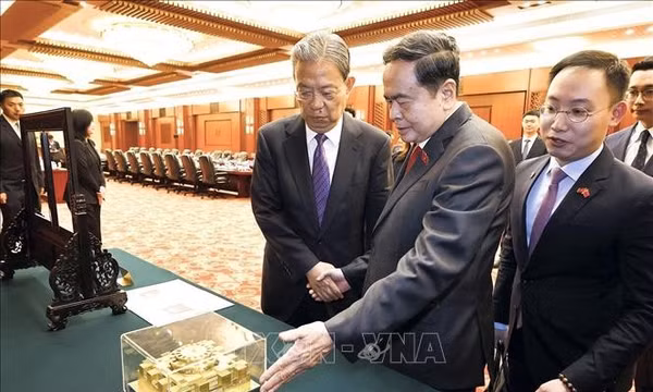 Chủ tịch Quốc hội hội đàm với Ủy viên trưởng Nhân đại toàn quốc Trung Quốc