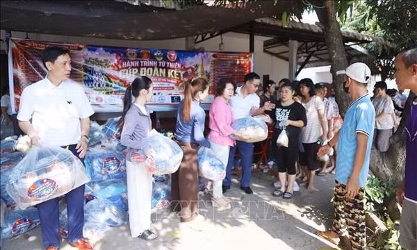 Lan tỏa tinh thần 'tương thân tương ái' của người Việt trên đất bạn Lào