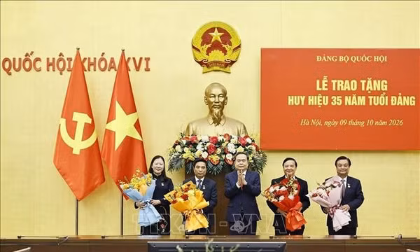 Lễ trao tặng Huy hiệu 35 năm tuổi Đảng cho lãnh đạo Quốc hội
