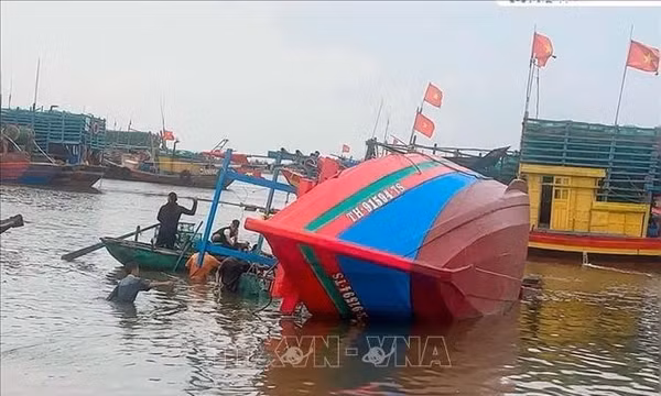 Thanh Hóa: Trục vớt tàu cá bị chìm tại khu vực neo đậu Lạch Ghép