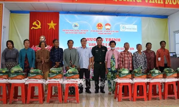 Mang niềm vui đến với đồng bào Khmer nhân dịp Lễ Sene Dolta