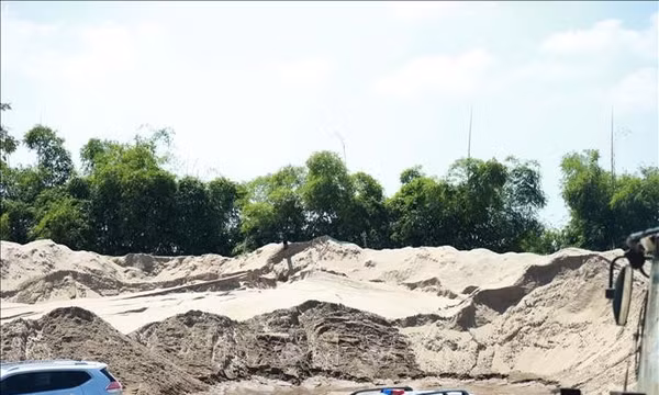 Yêu cầu tạm dừng hoạt động 9 mỏ cát tại Nghệ An