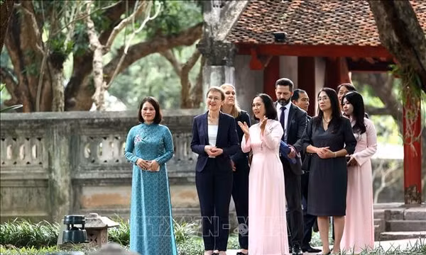 Thủ tướng Liechtenstein tham quan Văn Miếu - Quốc Tử Giám