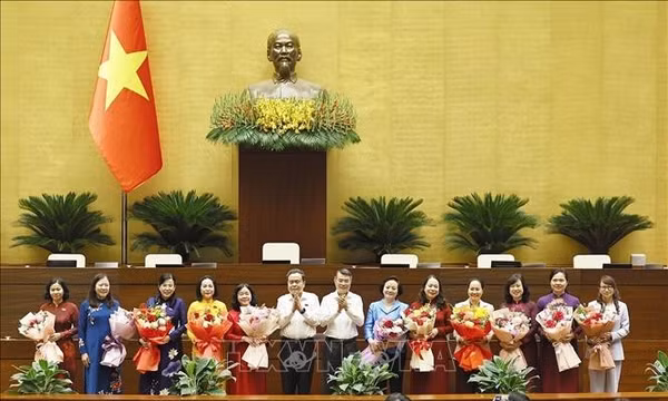 Chủ tịch Quốc hội và Thủ tướng gặp mặt các nữ đại biểu Quốc hội khóa XVI