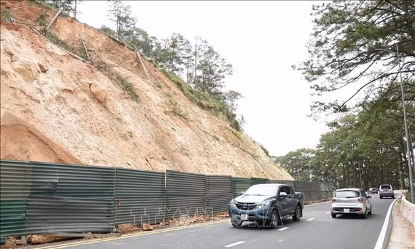 Gấp rút khắc phục sạt lở trên đèo Prenn