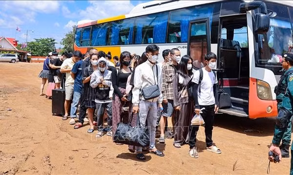 Tiếp nhận công dân do Campuchia trao trả