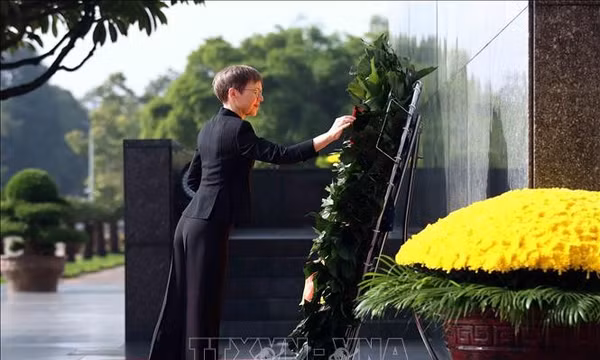 Thủ tướng Liechtenstein viếng Chủ tịch Hồ Chí Minh