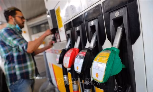 Giá dầu thô giảm 2% khi nỗi lo gián đoạn nguồn cung hạ nhiệt