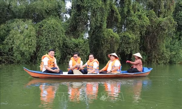 Khai thác lợi thế sinh thái, văn hóa để phát triển du lịch bền vững