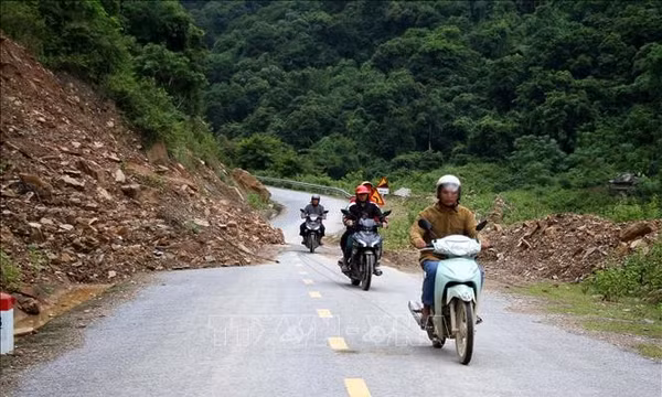 Hàng nghìn hộ dân có thể bị cô lập vì tỉnh lộ 543D sạt lở, xuống cấp 